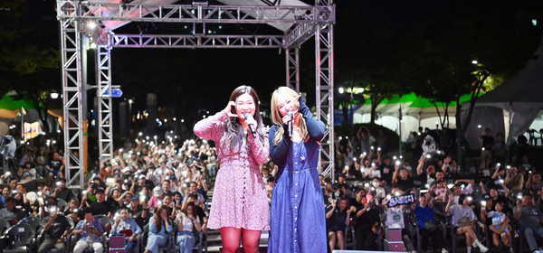 7일 대전 서구 보라매공원에서 열린 '2024 우리농수축산물큰잔치 대전·세종·충청 푸드페스타’ 공연에서 가수 경서예지가 관객들과 기념촬영을 하고 있다. 김주형 기자 kjh2667_@cctoday.co.kr