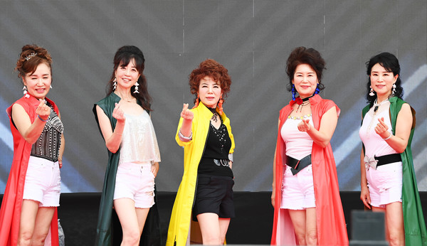 7일 대전 서구 보라매공원에서 열린 '2024 우리농수축산물큰잔치 대전·세종·충청 푸드페스타’ 댄스페스티벌 경연대회에 참가한 참가자들이 멋진 공연을 선보이고 있다. 김주형 기자 kjh2667_@cctoday.co.kr