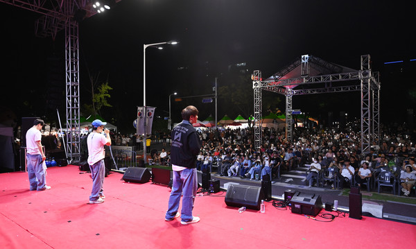 7일 대전 서구 보라매공원에서 열린 '2024 우리농수축산물큰잔치 대전·세종·충청 푸드페스타’ 공연에서 가수 울랄라세션이 노래를 열창하자 관객들이 열광하고 있다. 김주형 기자 kjh2667_@cctoday.co.kr