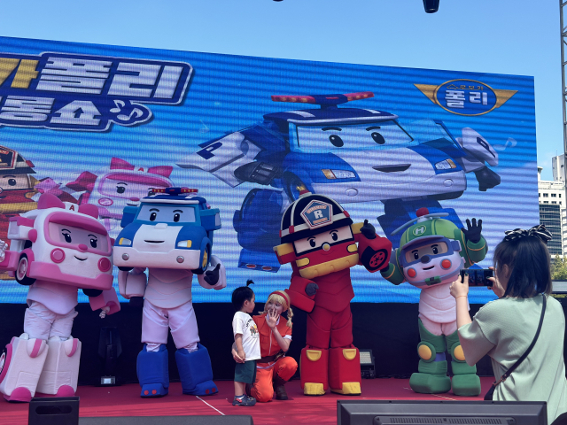 ‘2024 우리농수축산물큰잔치 대전·세종·충청 푸드페스타’ 마지막날인 8일 오전 메인무대에서 진행된 ‘로보카폴리 싱어롱쇼’의 포토타임에서 한 아이와 보호자가 사진 촬영을 하고 있다. 사진=함성곤 기자 sgh0816@cctoday.co.kr