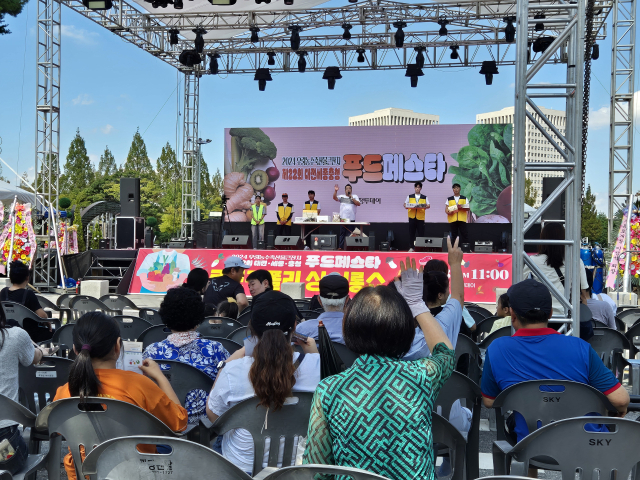 8일 오후 ‘2024 우리농수축산물큰잔치 대전·세종·충청 푸드페스타’ 행사 중 하나인 ‘천원경매’에 올라온 다양한 경매 물품을 낙찰받기 위해 시민들이 입찰가를 제시하고 있다. 사진=함성곤 기자 sgh0816@cctoday.co.kr