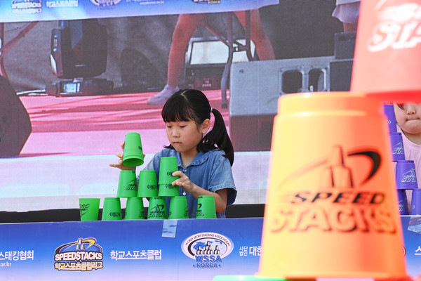 8일 대전 서구 보라매공원에서 열린 '2024 우리농수축산물큰잔치 대전·세종·충청 푸드페스타’ 스포츠스태킹 대회에 참가한 선수들이 컵을 쌓고 있다. 김주형 기자 kjh2667_@cctoday.co.kr