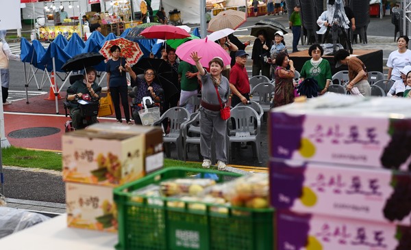 7일 대전 서구 보라매공원에서 열린 '2024 우리농수축산물큰잔치 대전·세종·충청 푸드페스타’에서 우리농수축산물 천원 경매가 열려 시민들이 손을 듣어 가격을 제시하고 있다. 김주형 기자 kjh2667_@cctoday.co.kr