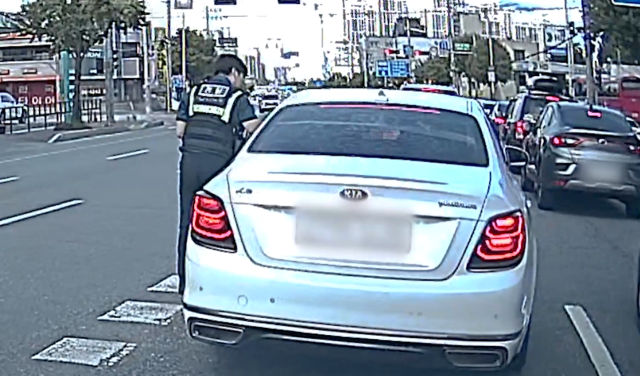 지난 7월 28일 오후 2시경 대전 서구 도마동 인근에서 순찰 업무를 하던 경찰이 무면허 의심 차량으로 다가가 면허증 제시를 요구하고 있다. 대전서부경찰서 제공