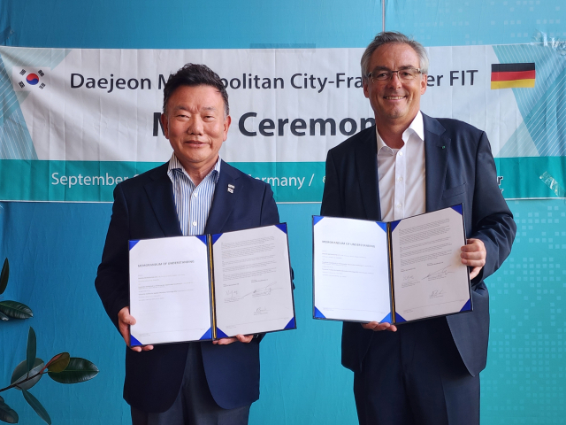대전테크노파크 김우연 원장(사진 왼쪽)과 폴프강 프린츠 프라운호퍼 FIT 부원장(사진 오른쪽)이 업무협약을 체결하고 기념촬영을 하고 있다. 대전테크노파크 제공.