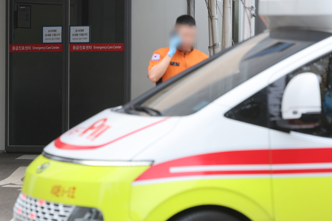 전국 곳곳에서 응급실 운영에 어려움을 겪는 가운데 지난 6일 서울 시내 한 병원 응급진료센터에서 구급대원이 환자를 구급차에 태운 뒤 통화하고 있다. 2024.9.6 사진=연합뉴스. 