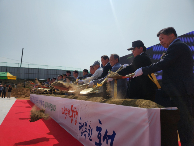 10일 홍성군 신청사 기공식에서 주요 내빈들이 첫 삽을 뜨고 있다. 사진=김지현 기자