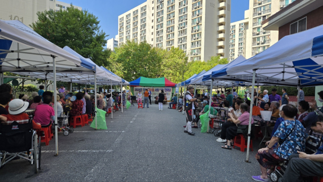 참사랑장애인협회는는 추석을 맞아 대전 월평2동 주공아파트에 거주하는 어르신과 장애인 350명과 함께 추석 한가위 사랑 나눔 행사를 개최했다. 참사랑장애인협회 제공