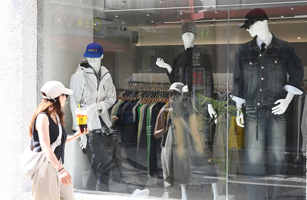 ▲ 폭염경보가 내려진 가운데 10일 대전 중구 은행동에 위치한 의류매장 앞에서 여름 옷을 입은 시민이 가을 옷이 전시된 쇼윈도 앞을 지나가고 있다. 김주형 기자 kjh2667_@cctoday.co.kr