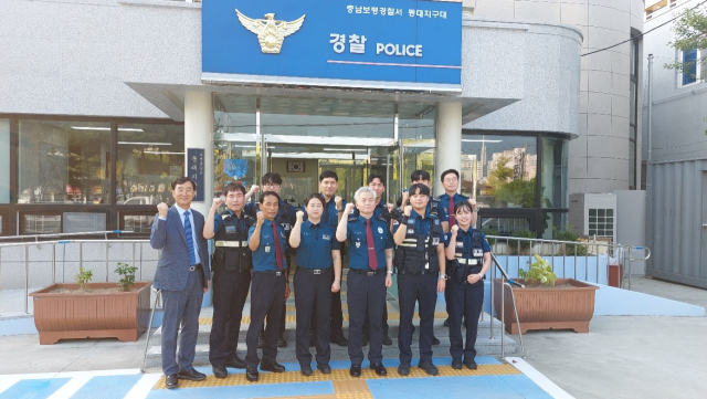 10일 충남 보령 동대지구대를 찾은 배대희 충남경찰청장과 직원들이 지구대 앞에서 기념촬영을 하고 있다. 사진=보령경찰서 제공