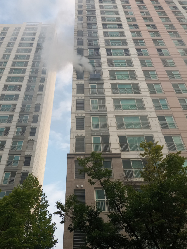 11일 오전 7시10분경 대전 유성구 봉명동 한 아파트 베란다 실외기에서 연기가 발생했다. 대전소방본부 제공