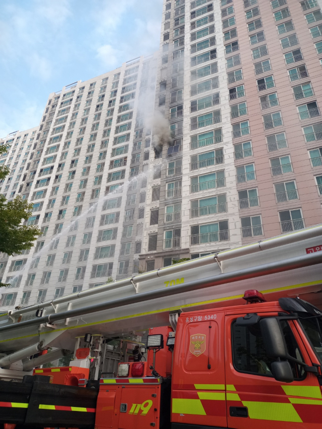 11일 오전 7시10분경 대전 유성구 봉명동 한 아파트 베란다 실외기에서 화재가 발생해 소방대원들이 진압에 나섰다. 대전소방본부 제공