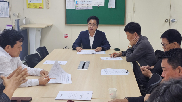 충주시 농업정책국 김광수 국장이 11일 추석 명절을 앞두고 기자간담회를 열어 추석 전 농산물 판로 개척 판매와 농가 인력 지원, 충주 알밤축제 등을 설명하고 있다.사진=김의상 기자