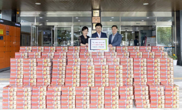 (주)상봉공영과 홍제요양병원이 추석명절을 맞아 전병과자세트 400상자를 대덕구에 기탁했다 대덕구 제공