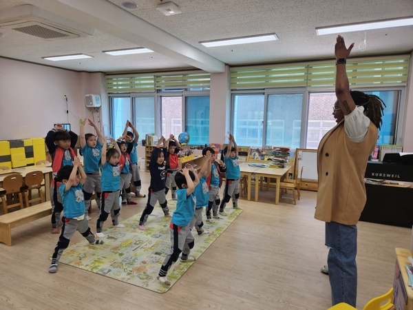▲ 대산초등학교병설유치원 유아들이 공동교육과정 활동을 하고 있다. 사진 대산초등학교병설유치원 제공