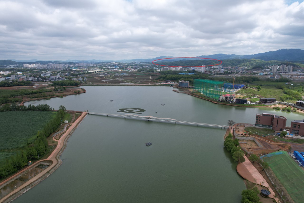 천안 성성지구 내 성성호수공원 항공드론 사진. 멀리 붉은색 원 부근이 교도소가 위치한 지역이다. 천안시 제공.