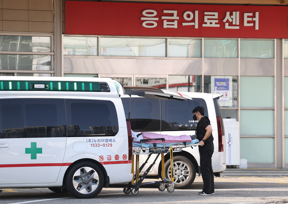 추석 연휴를 앞두고 전국 병원 곳곳이 응급실 운영에 차질을 빚고 있는 가운데 11일 오전 서울 동작구 한 대형병원 응급실 인근에서 환자가 이송되고 있다. 2024.9.11 사진=연합뉴스.