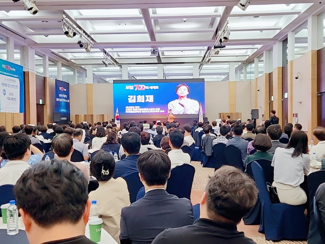 11일 그랜드플라자 청주호텔에서 진행된 스마트경영포럼(회장 김해수) 제39회 정기조찬 강연에서 김희재 시나리오 작가가 기업의 비전을 제시하는 스토리기법을 강연하고 있다. 스마트경영포럼 제공