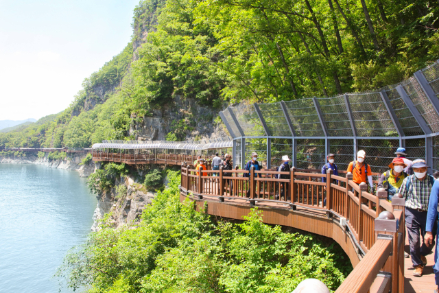 충북 단양군이 추석 연휴 가족 단위 관광지로 주목받고 있다. 사진은 단양군 진도 모습. 단양군 제공