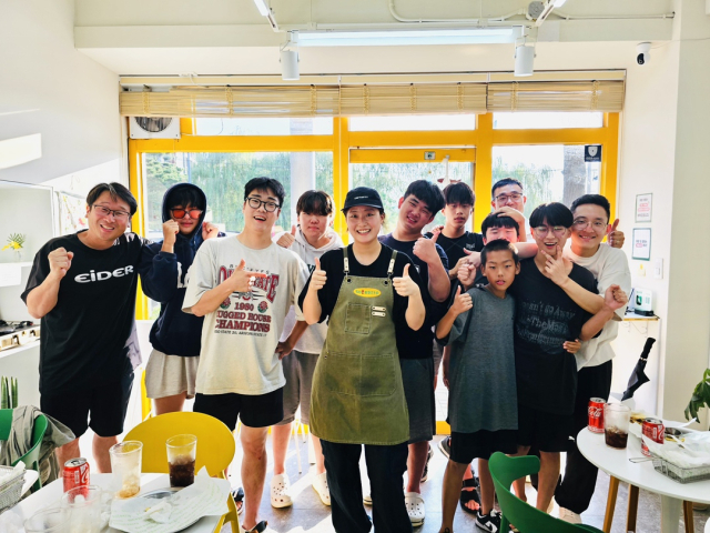 수리또 호암점 김수희 대표는 오픈 1주년 및 추석 명절을 앞두고 남자단기청소년쉼터의 청소년들을 초대하여 따뜻한 식사를 제공했다.사진=충주시