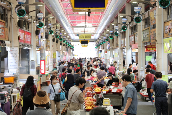 ▲ 추석 명절을 앞둔 12일 청주육거리종합시장이 모처럼 손님들로 북적이고 있다. 상인들은 본격적인 연휴가 시작되는 14일을 기점으로 추석 장을 보러 손님들이 더 몰릴 것으로 예상하고 있다. 그러나 차례를 지내지 않는 등의 변화, 더운 날씨, 어려운 경기 등으로 인해 대목이 예년 같지 않을 것이라 입을 모았다. 사진=송휘헌 기자