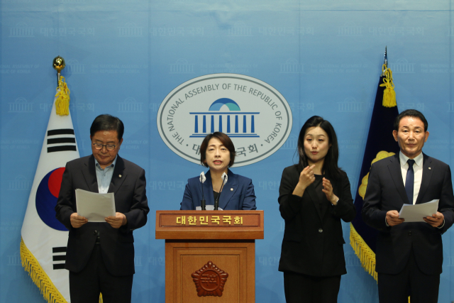 더불어민주당 황정아 의원과 박용갑 의원, 장종태 의원 등은 12일 국회에서 기자회견을 갖고 우주항공청 연구개발본부 대전 신설을 촉구했다. 황정아 의원실 제공