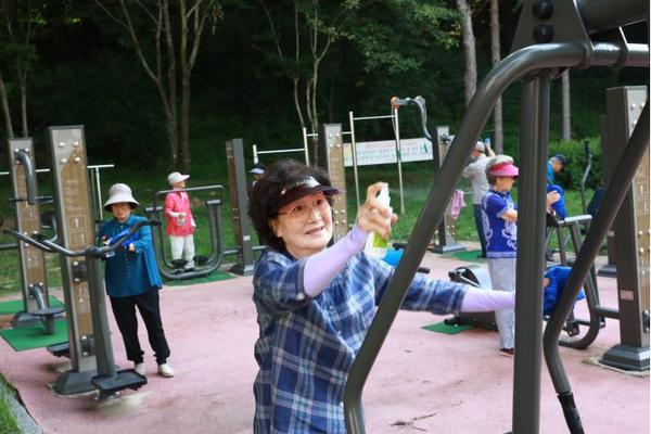 계룡시니어클럽(관장 유인화)이 운영하는 방역 지원 사업단(이하 방역지원단)에 참여한 어르신 90여명이 10개 조로 나뉘어 활발하게 방역 활동을 펼치고 있다.