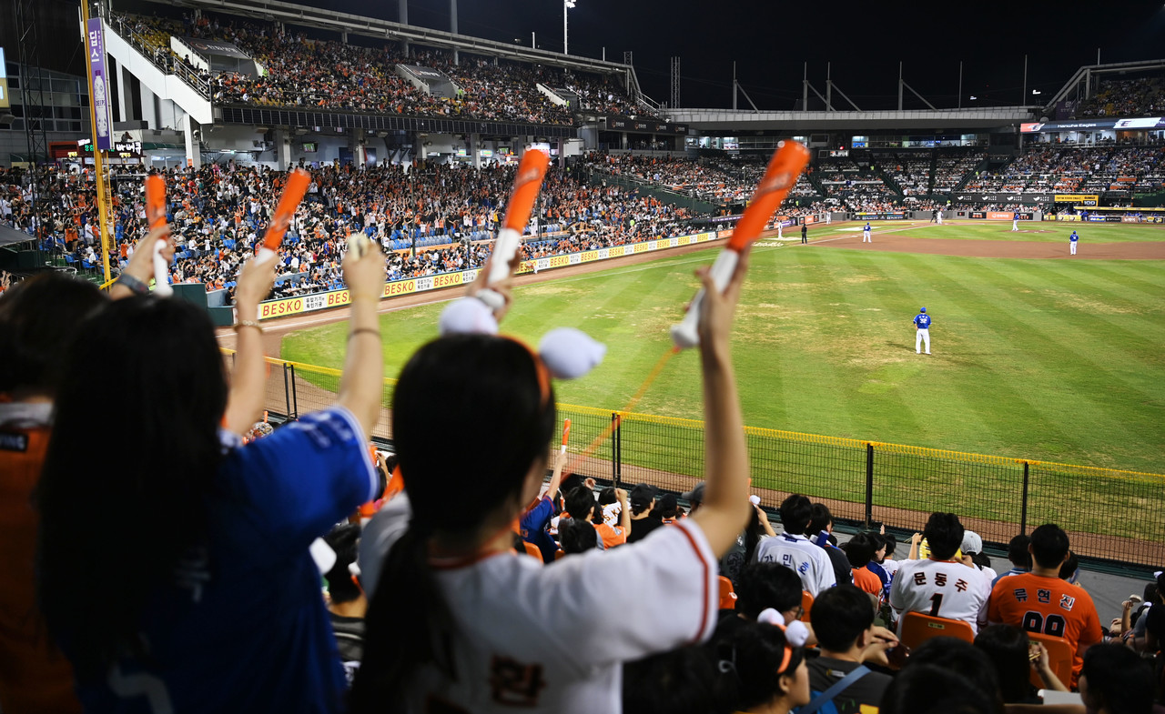 2024 신한은행 SOL KBO 프로야구 한화 이글스와 삼성 라이온즈의 경기가 12일 대전 한화생명이글스파크에서 열려 야구장을 찾은 시민들이 응원을 하며 야구경기를 관람하고 있다. 이 날 한화 이글스는 단일 시즌 역대 최다 관중 기록을 다시 세웠다. 김주형 기자 kjh2667_@cctoday.co.kr