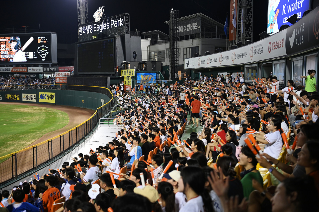 2024 신한은행 SOL KBO 프로야구 한화 이글스와 삼성 라이온즈의 경기가 12일 대전 한화생명이글스파크에서 열려 야구장을 찾은 시민들이 응원을 하며 야구경기를 관람하고 있다. 이 날 한화 이글스는 단일 시즌 역대 최다 관중 기록을 다시 세웠다. 김주형 기자 kjh2667_@cctoday.co.kr
