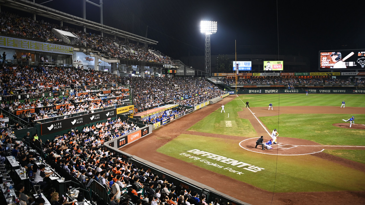 2024 신한은행 SOL KBO 프로야구 한화 이글스와 삼성 라이온즈의 경기가 12일 대전 한화생명이글스파크에서 열려 야구장을 찾은 시민들이 응원을 하며 야구경기를 관람하고 있다. 이 날 한화 이글스는 단일 시즌 역대 최다 관중 기록을 다시 세웠다. 김주형 기자 kjh2667_@cctoday.co.kr