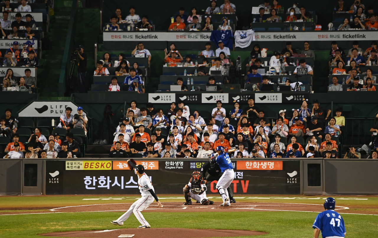 2024 신한은행 SOL KBO 프로야구 한화 이글스와 삼성 라이온즈의 경기가 12일 대전 한화생명이글스파크에서 열려 야구장을 찾은 시민들이 응원을 하며 야구경기를 관람하고 있다. 이 날 한화 이글스는 단일 시즌 역대 최다 관중 기록을 다시 세웠다. 김주형 기자 kjh2667_@cctoday.co.kr