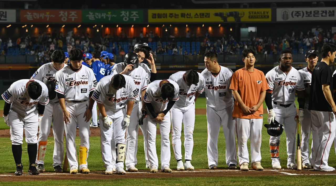 ​2024 신한은행 SOL KBO 프로야구 한화 이글스와 삼성 라이온즈의 경기가 12일 대전 한화생명이글스파크에서 열려 한화 이글스 선수들이 경기를 마치고 야구장을 찾은 시민들에게 인사를 하고 있다. 이 날 한화 이글스는 단일 시즌 역대 최다 관중 기록을 다시 세웠다. 김주형 기자 kjh2667_@cctoday.co.kr