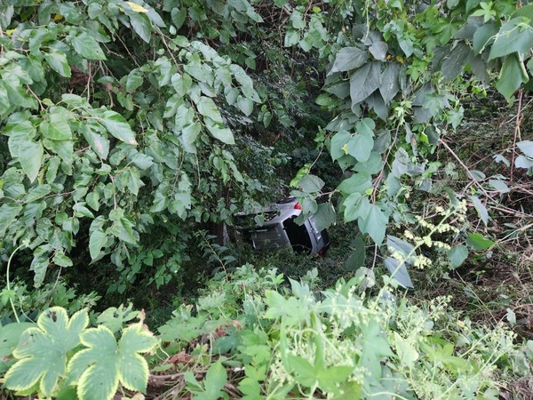 벌초하러 가던 중 산길에서 굴러 떨어진 차량. 서잔=연합뉴스 제공