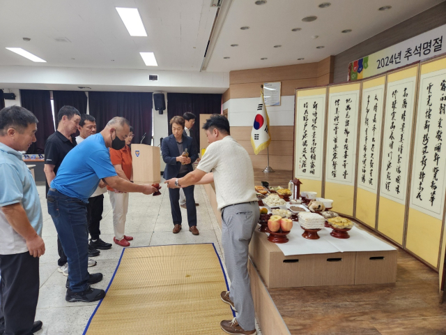 북한이탈주민들이 지난 14일 충주경찰서 대회의실에서 망향제 행사를 벌였다.