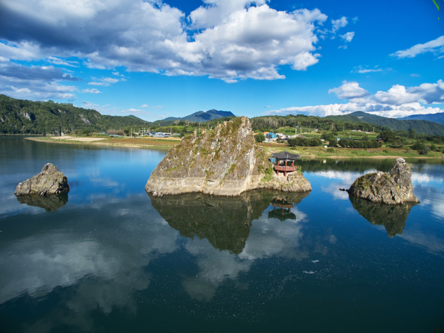 단양군의 지질명소 중 도담삼봉 모습. 단양군 제공
