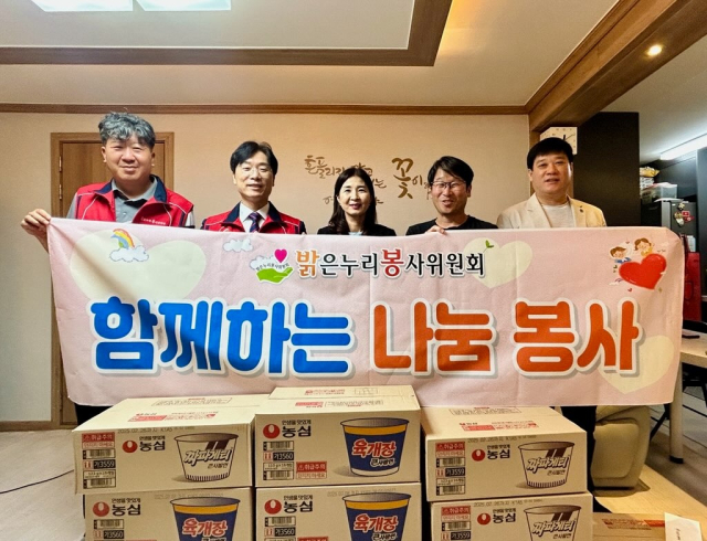 밝은누리봉사위원회는 지난 12일 충주남자단기청소년쉼터를 방문해 라면과 치킨 쿠폰 10장을 전달했다.사진=김의상 기자