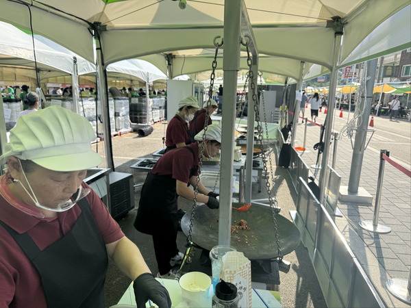 ▲ 충남예산지역자활센터 장터국수 사업단 2024 예산맥주페스티벌.  예산군사회복지협의회