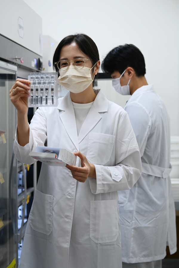 ▲ 독감 예방접종을 하루 앞둔 19일 대전의 한 보건소에서 관계자가 의료기관에 배포할 백신을 점검하고 있다. 김주형 기자 kjh2667_@cctoday.co.kr