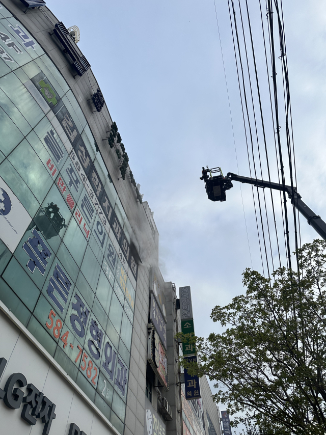 20일 오전 6시30분경 대전 중구 산성동 4층짜리 건물 3층에서 불이 나 소방 대원들이 진압에 나섰다. 대전소방본부 제공.