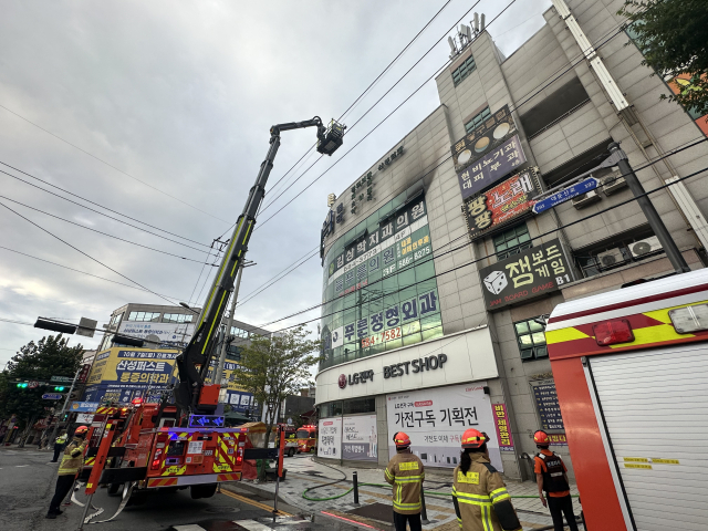 20일 오전 6시30분경 대전 중구 산성동 4층짜리 건물 4층에서 불이 나 소방 대원들이 진압에 나섰다. 대전소방본부 제공.