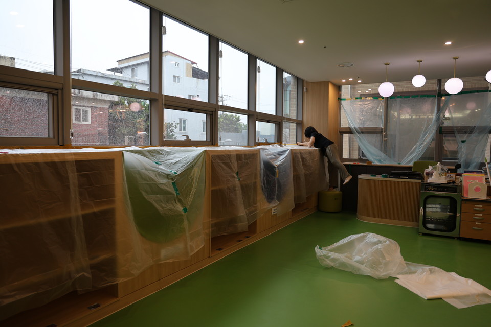 지난 2023년 8월 10일 청주시가족센터 건물 전체에 비가 새고 있어 직원들이 비닐로 물을 막고 있다. 이 건물의 사무실에도 비가 새고 있지만 업무를 보고 있다. 사진=송휘헌 기자 hhsong@cctoday.co.kr