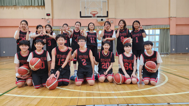 천안서당초등학교 농구부 학생들이 지난 21일 학교 강당에서 훈련을 마치고 기념촬영을 하고 있다. 사진=이재범 기자.