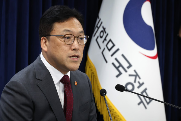 김병환 금융위원회 위원장이 12일 서울 종로구 정부서울청사에서 기자간담회를 하고 있다.  사진=연합뉴스 제공