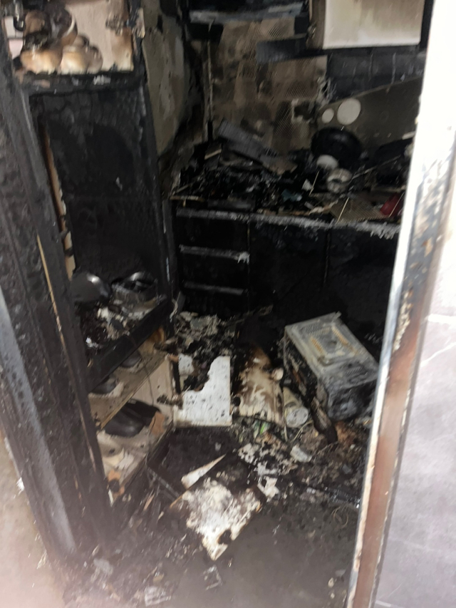 지난 21일 대전 중구 유천동 5층짜리 다세대주택 2층에서 번개탄으로 인한 화재가 발생해 내부가 전소된 모습. 독자 제공.