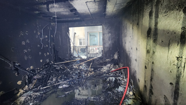 지난 21일 대전 중구 유천동 5층짜리 다세대주택 2층에서 거주민이 피운 번개탄으로 인해 불이 나 내부가 모두 전소된 모습. 대전소방본부 제공.