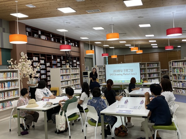 ▲ 청양군청소년재단 청소년문화의집이 운영하는 ‘세대통합 프로그램 DMZ(Drawing Market Zone)’ 프로그램. 청양군청소년재단 제공