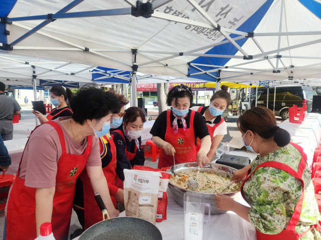 ▲민주평화통일자문회의 논산시협의회는 논산 오거리에서 ‘탈북민과 함께하는 이웃사촌 무료급식 나눔봉사’ 행사를 갖었다. 사진=김흥준 기자