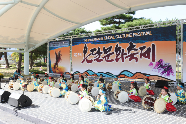제26회 단양 온달문화축제가 10월 3일부터 6일, 4일간 단양읍 수변특설무대와 영춘면 온달관광지에서 열린다. 사진은 지난해 축제 모습. 단양군 제공