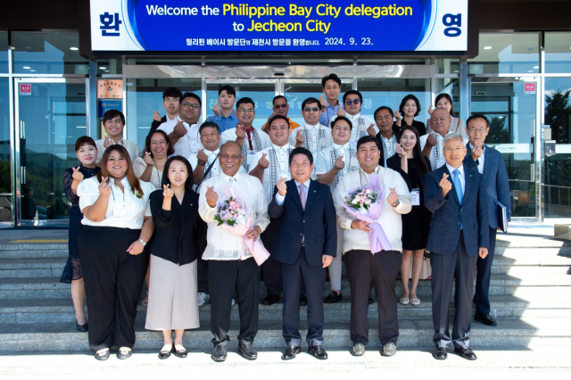 제천시와 외국인 계절근로자 송출 MOU를 체결한 필리핀 베이시의 부시장을 비롯한 방문단이 제천시청 현관에서 김창규 제천시장 등과 기념 촬영을 갖고 있다. 제천시 제공