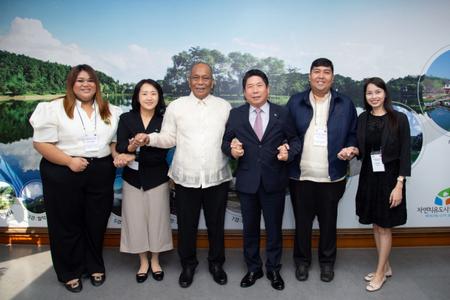 제천시와 외국인 계절근로자 송출 MOU를 체결한 필리핀 베이시의 부시장을 비롯한 방문단이 김창규 제천시장, 맹은영 부시장 등과 기념 촬영을 갖고 있다. 제천시 제공